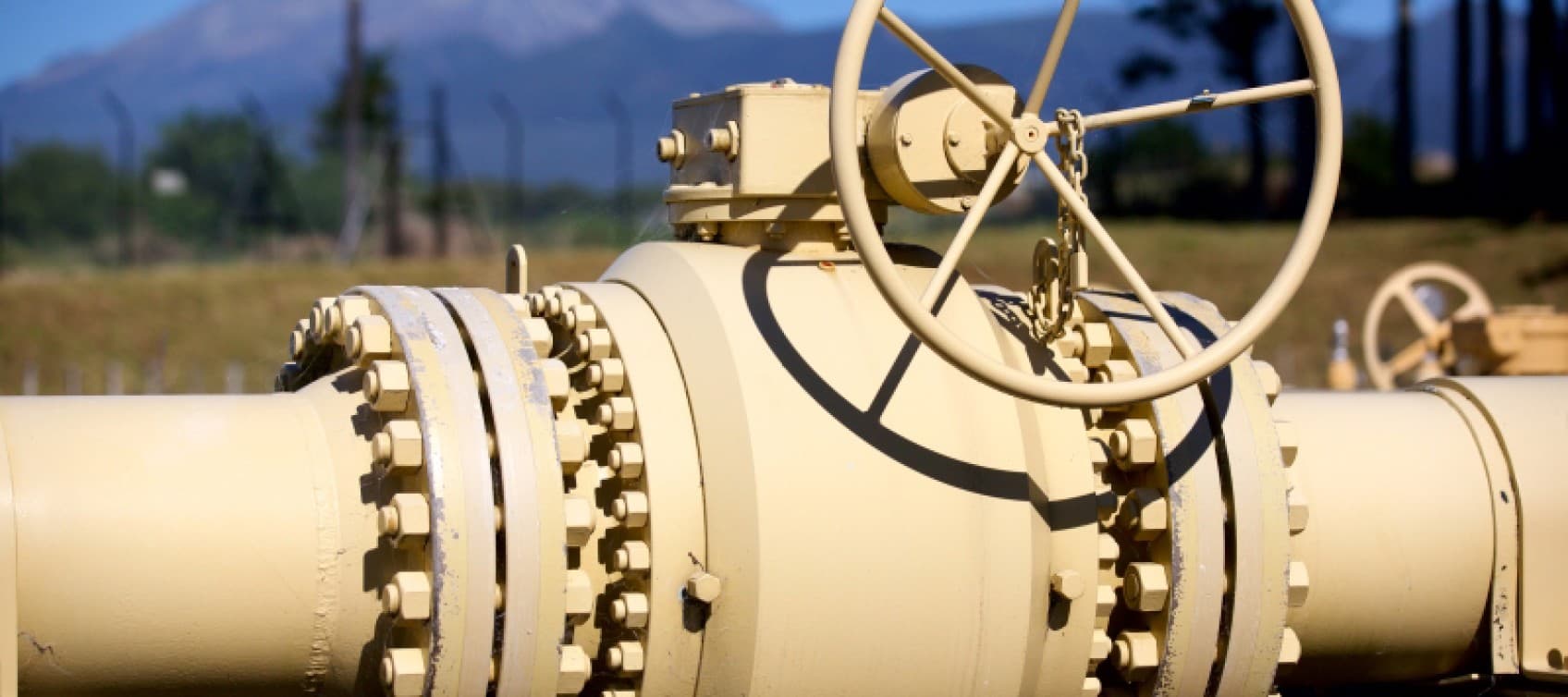 Maui pipeline and mountain