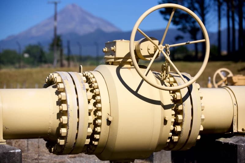 Maui pipeline and mountain